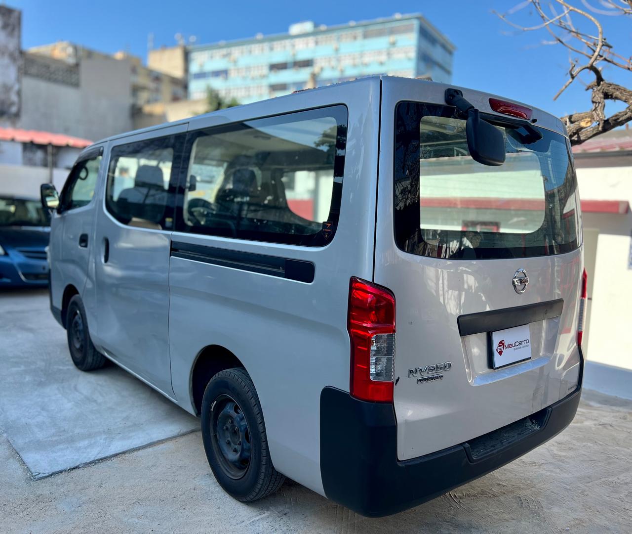 
								Nissan NV350 Caravan 2009 cheio									