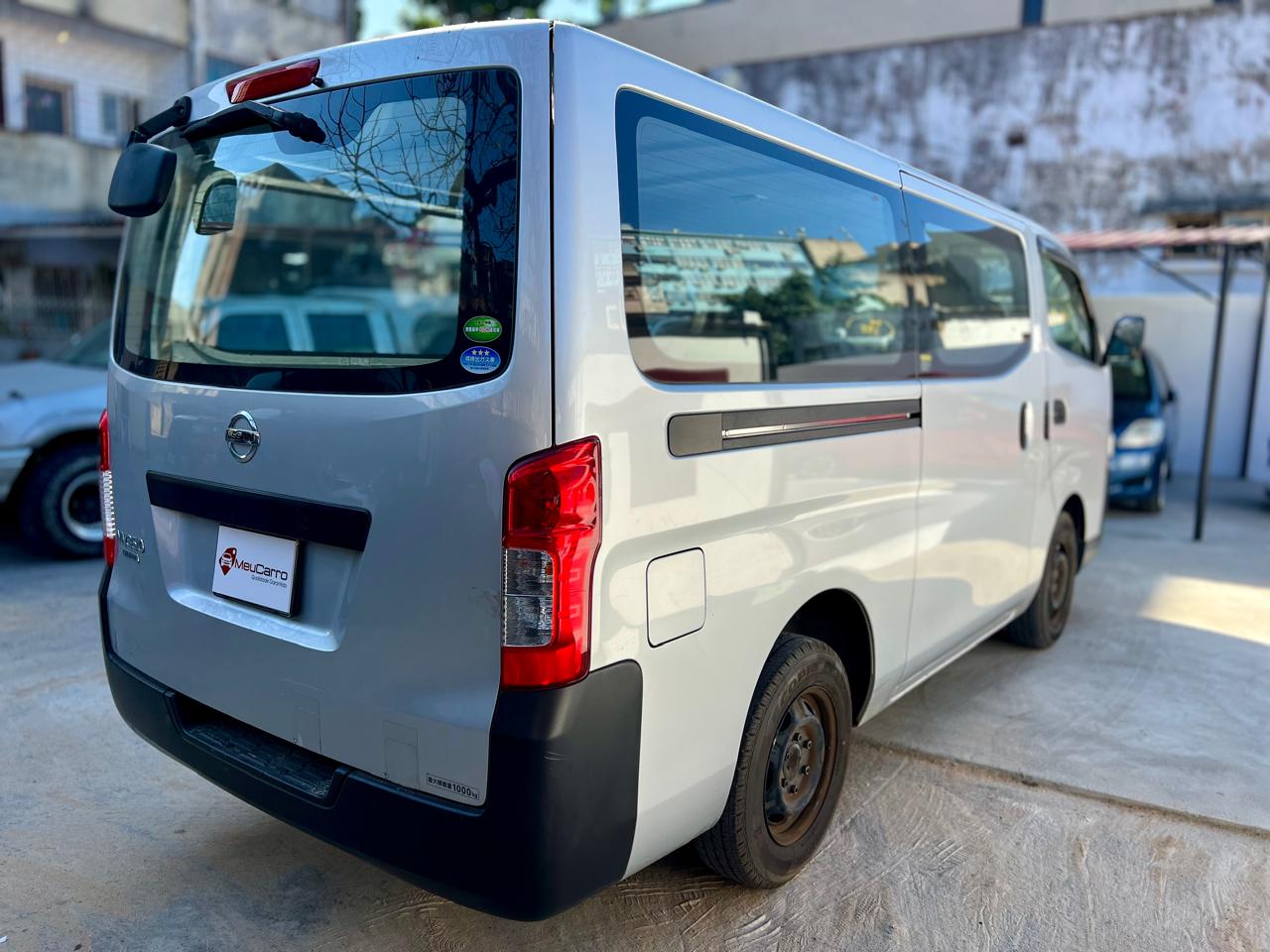 
								Nissan NV350 Caravan 2009 cheio									