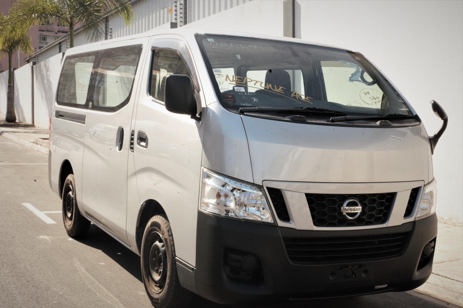 
								Nissan NV350 Caravan 2009 cheio									