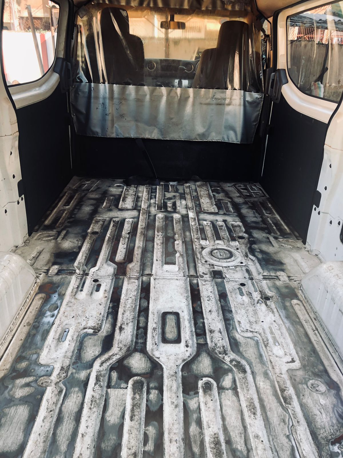 
								Nissan NV350 Caravan 2013 cheio									
