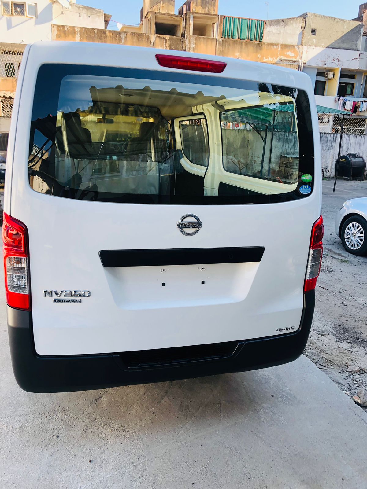 
								Nissan NV350 Caravan 2013 cheio									