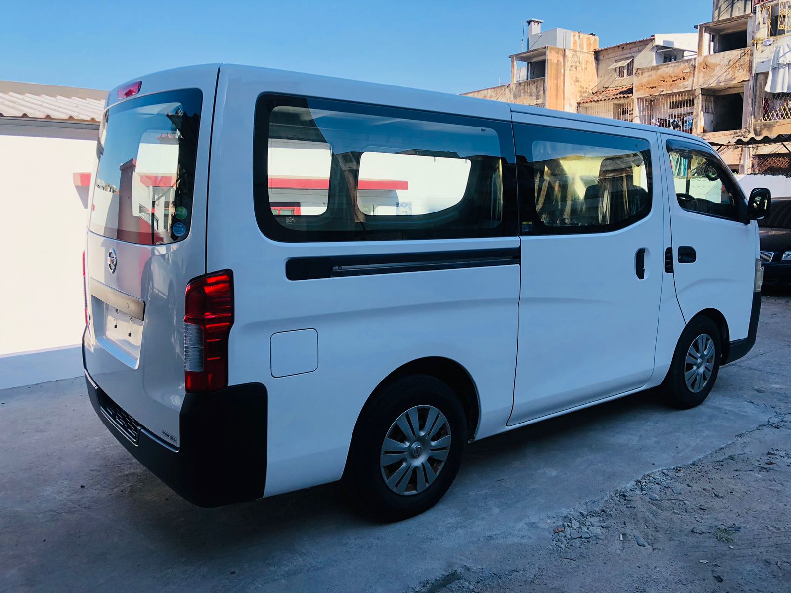 
								Nissan NV350 Caravan 2013 cheio									