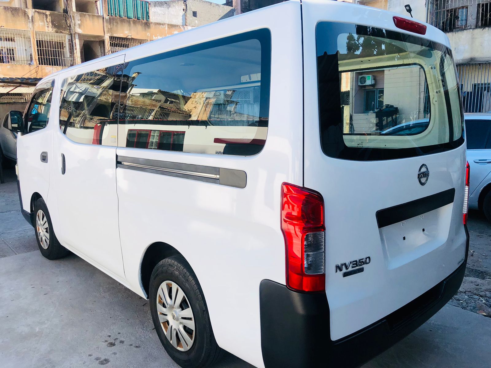 
								Nissan NV350 Caravan 2013 cheio									