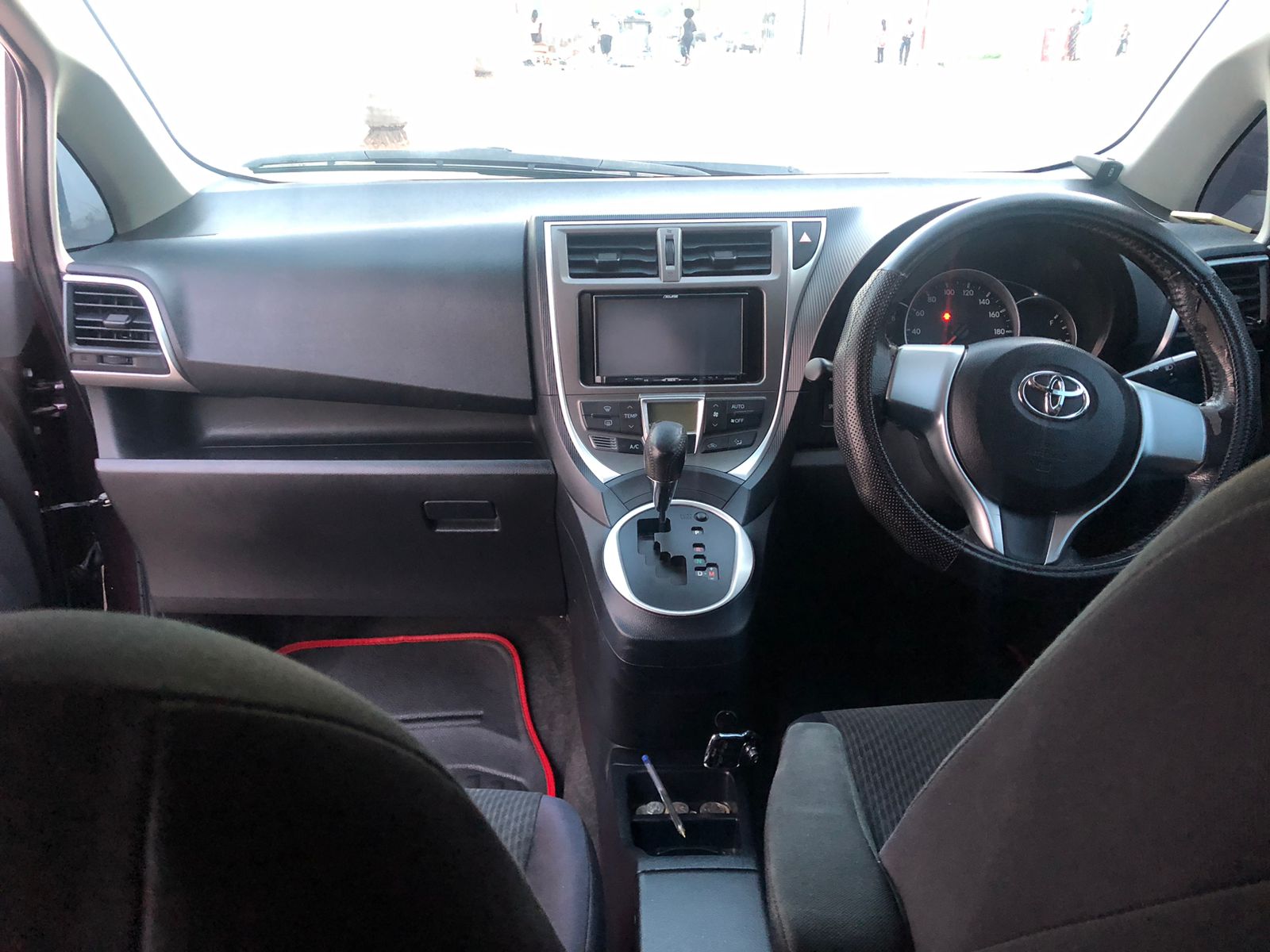 
								Toyota Ractis 2012 cheio									