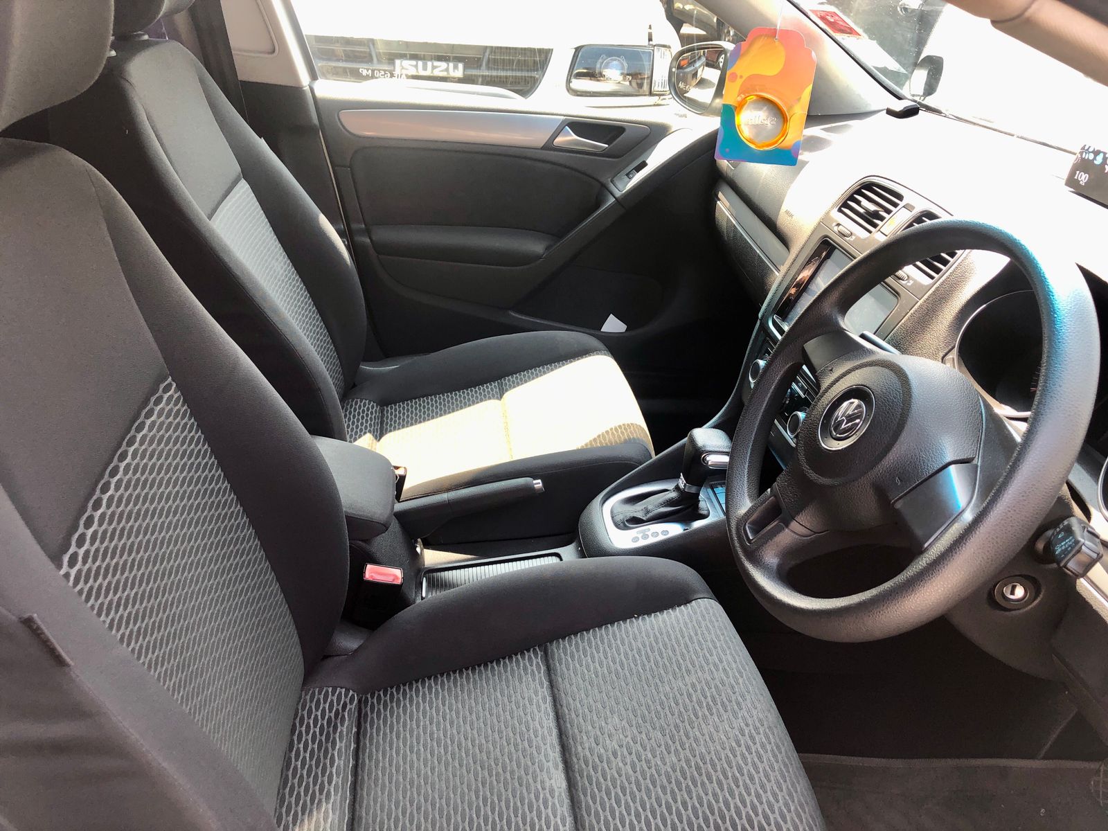 
								Volkswagen Golf 2010 cheio									
