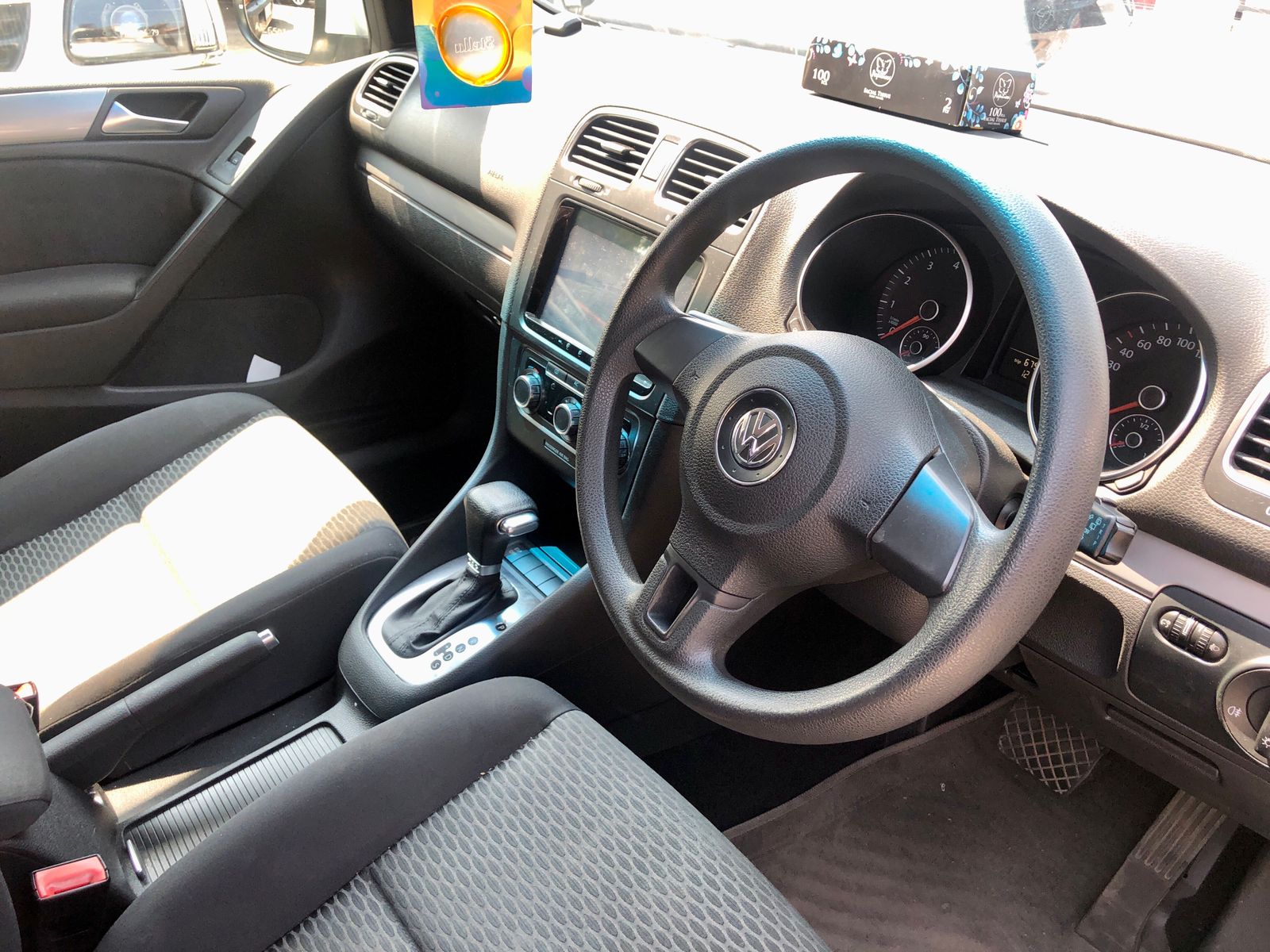 
								Volkswagen Golf 2010 cheio									