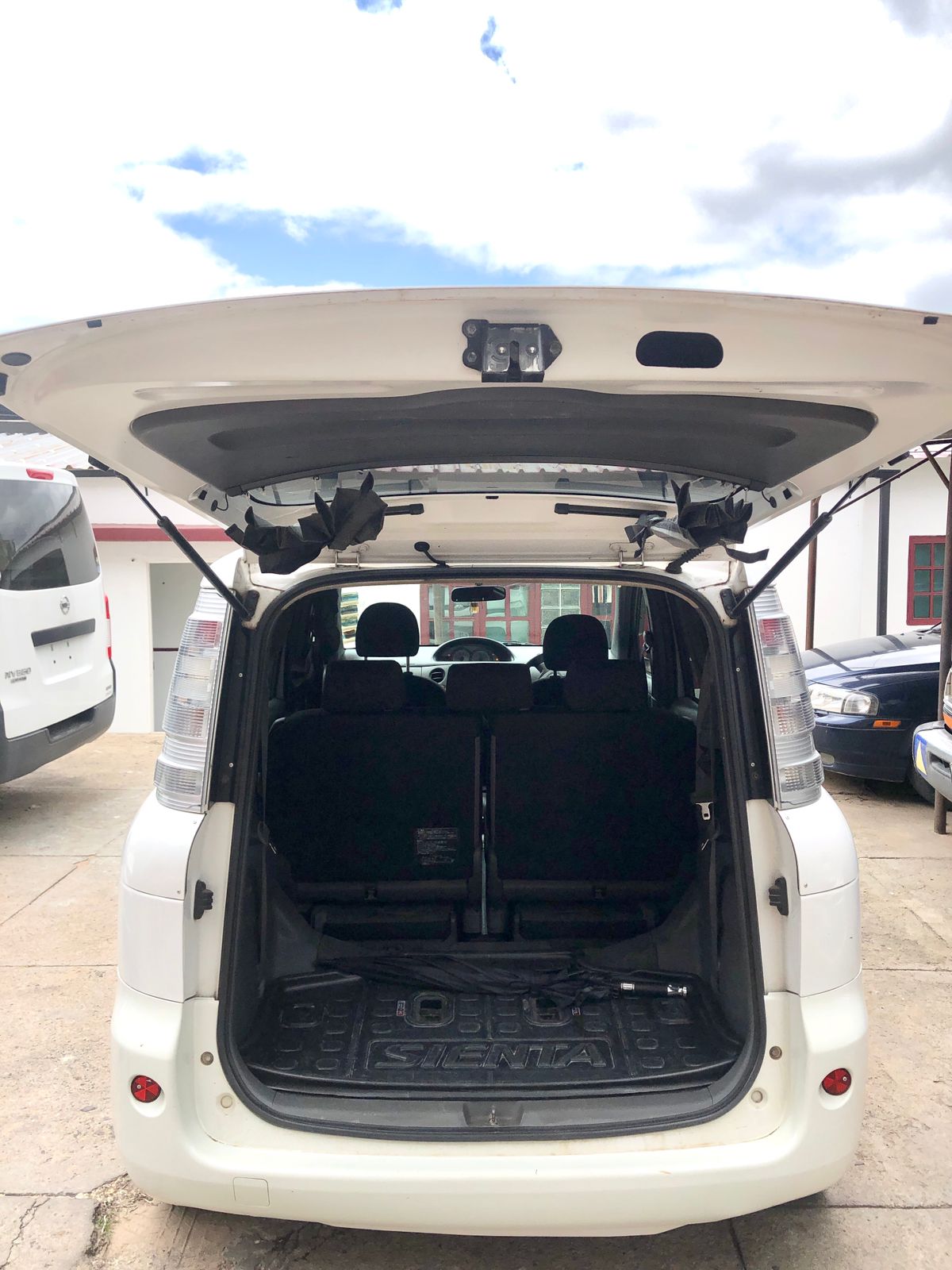 
								Toyota sienta 2013 cheio									